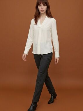 Suitsupply Cream V-Neck Long Sleeve Blouse 34/US 4